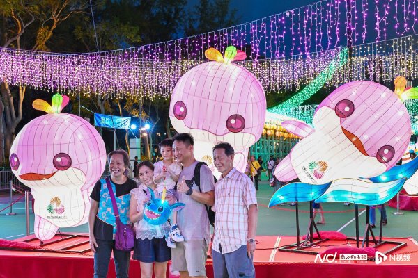 股票配资指南最新 月光邂逅！十五运会吉祥物闪现香港维园中秋灯海，萌力值爆表